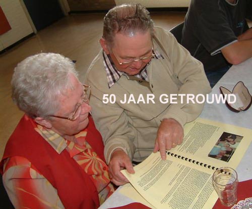 gouden bruidspaar bekijkt levensloop