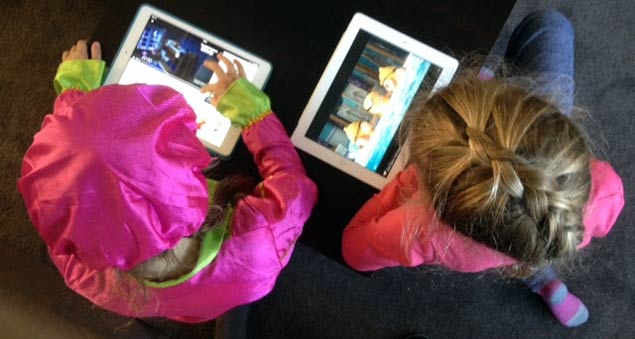 kinderen verkleed als zwarte piet